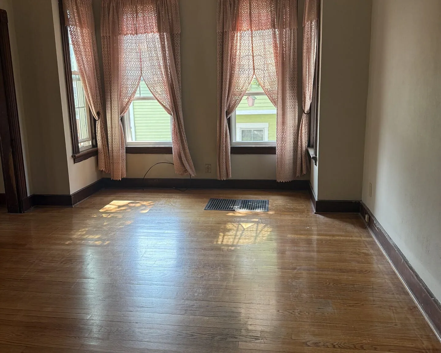 3 bed, 1.0 bath, 3333 sqft, $2,000 — Photo 2