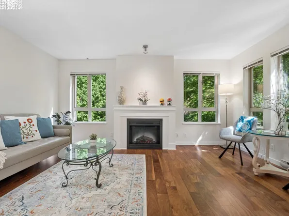 3097 Lincoln Ave #206, Coquitlam, BC V3B 0E3