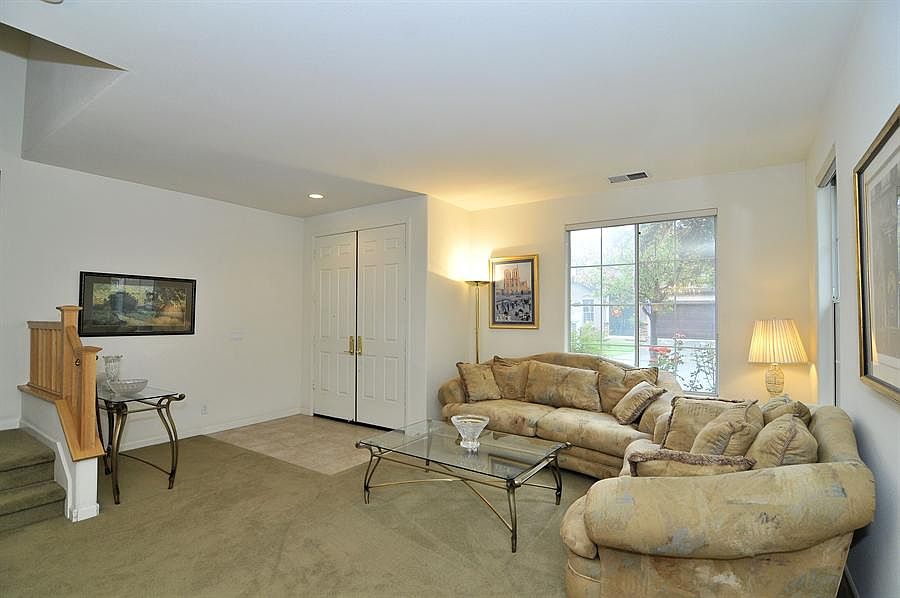 2nd image of 821 Dederick Ct