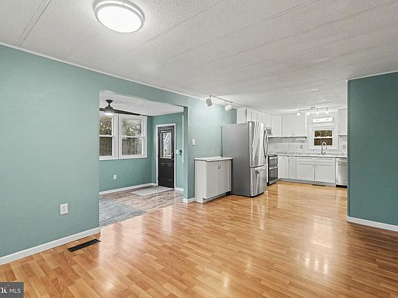 3rd image of 1011 Cranes Gap Rd