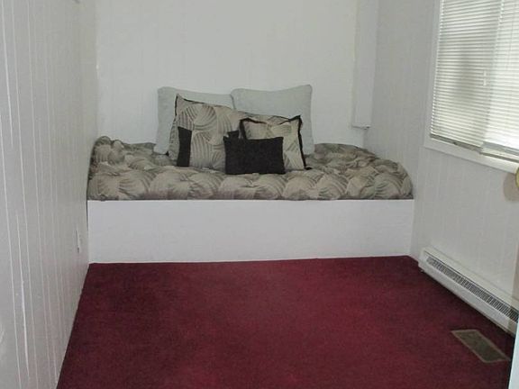 5th image of 366 Greeley Ave