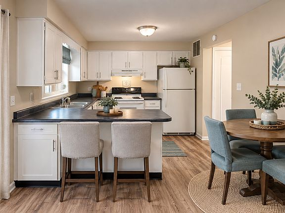 5th image of 413 W 11th St APT C18