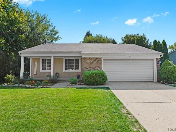 773 Oak Ridge Dr, Brighton, MI 48116