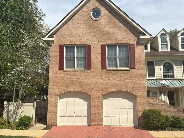 10823 Luxberry Dr, Rockville, MD 20852