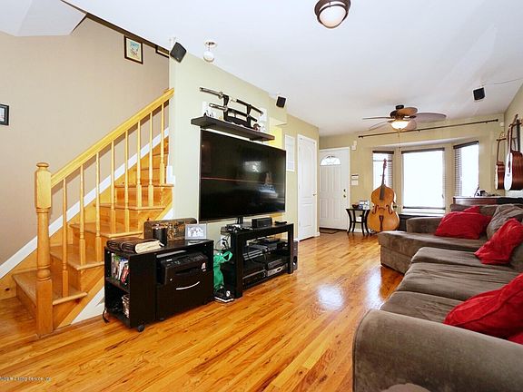 4th image of 136 Lander Ave