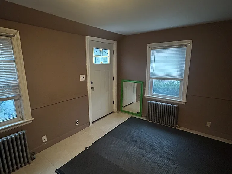 632 W Roxbury Pkwy — Photo 8