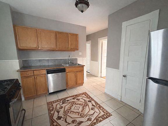 2nd image of 928 W Ferry St #3