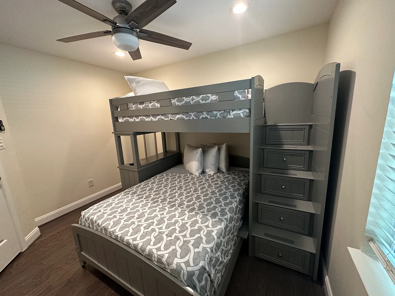 3 bed, 1136 sqft, $4,500 — Photo 3