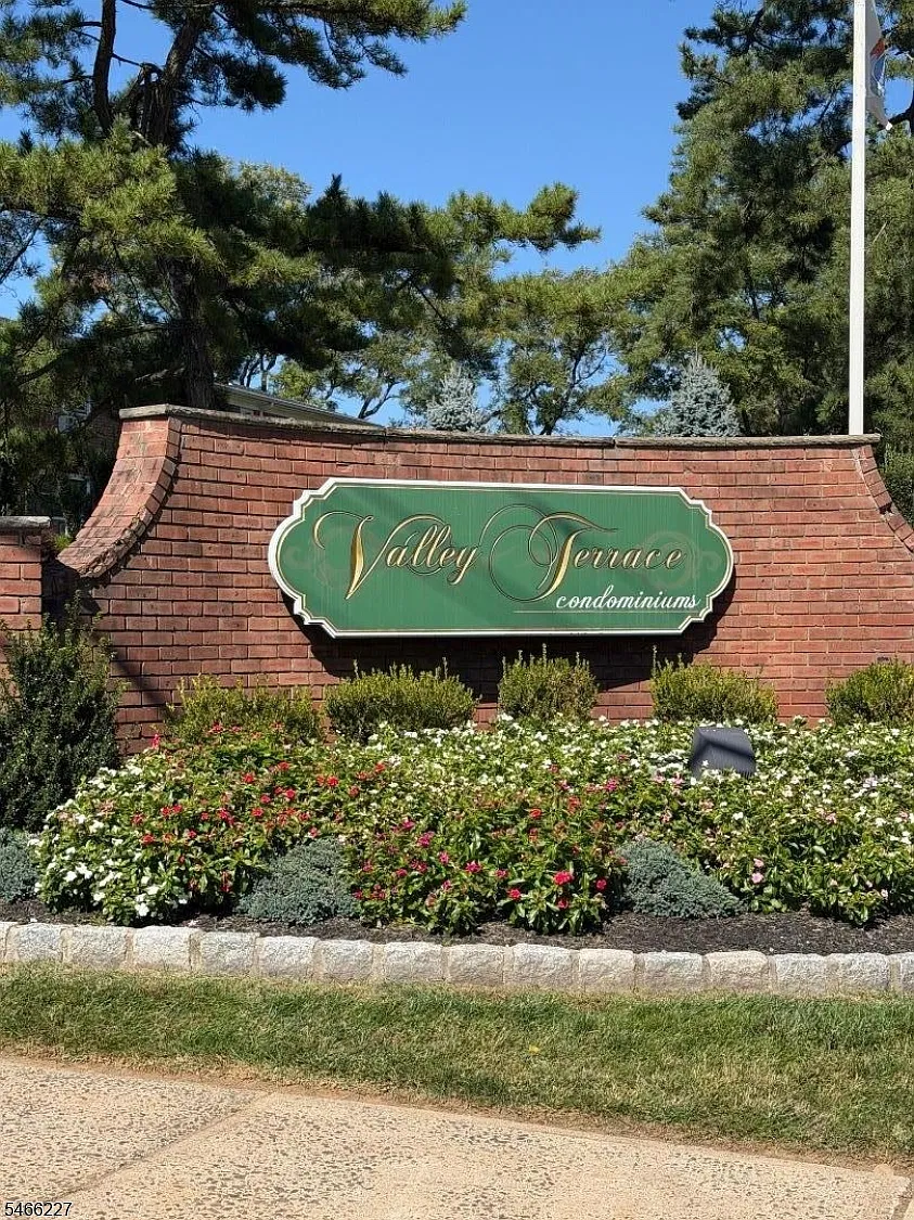 2 bed, 1.0 bath, $2,500 — Photo 2