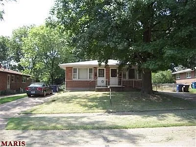 472 Parker Ave photo 1