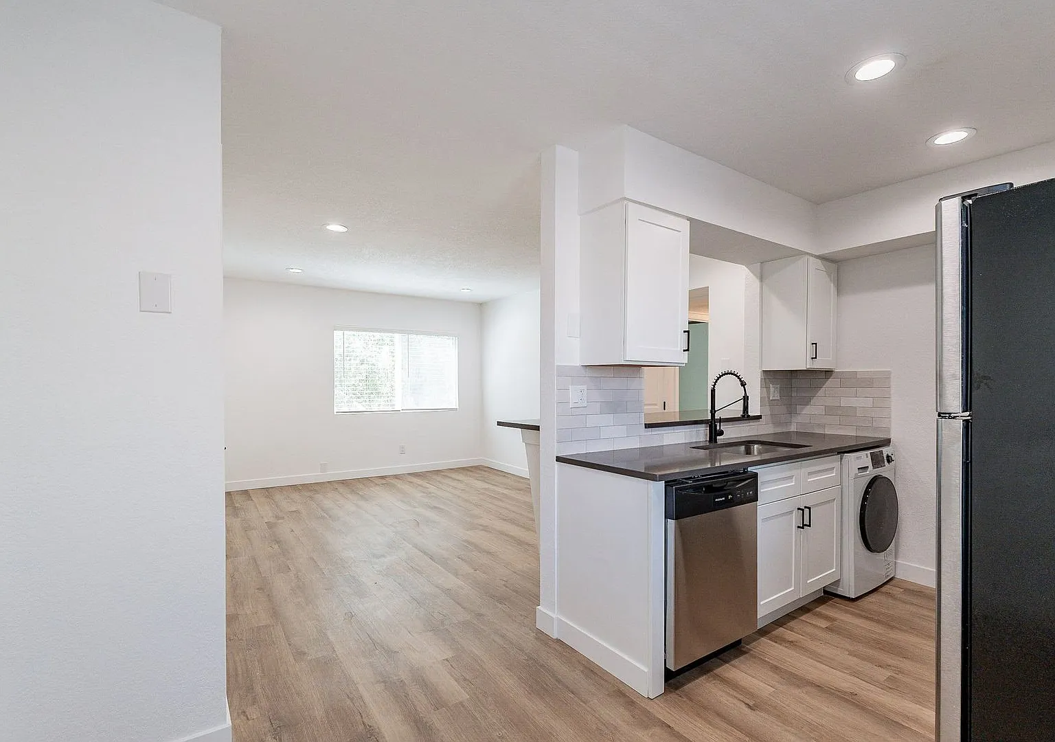 Euclid & 10th Apartments — Photo 3