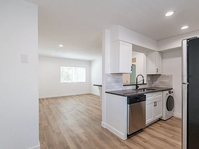 Euclid & 10th Apartments — Photo 3
