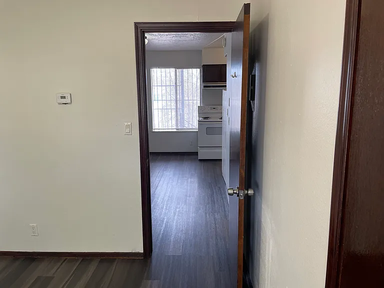 Renovated 2nd Floor Nob Hill 1 Bedroom w/ Ref Air & Balcony! — Photo 8