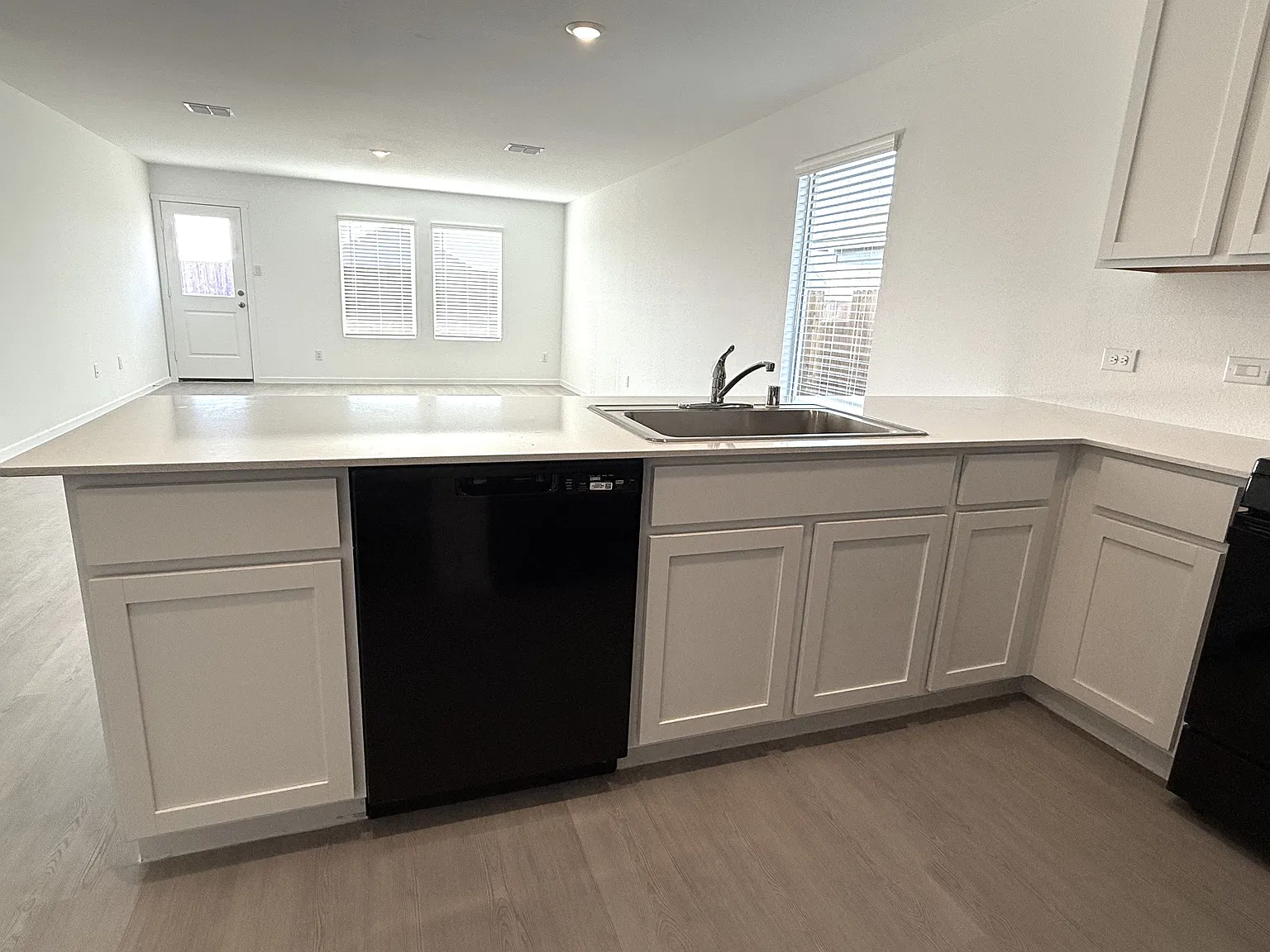 3 bed, 1474 sqft, $2,095 — Photo 3