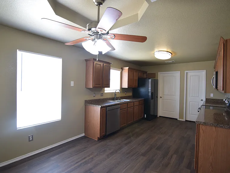 300 Curtis Dr — Photo 6