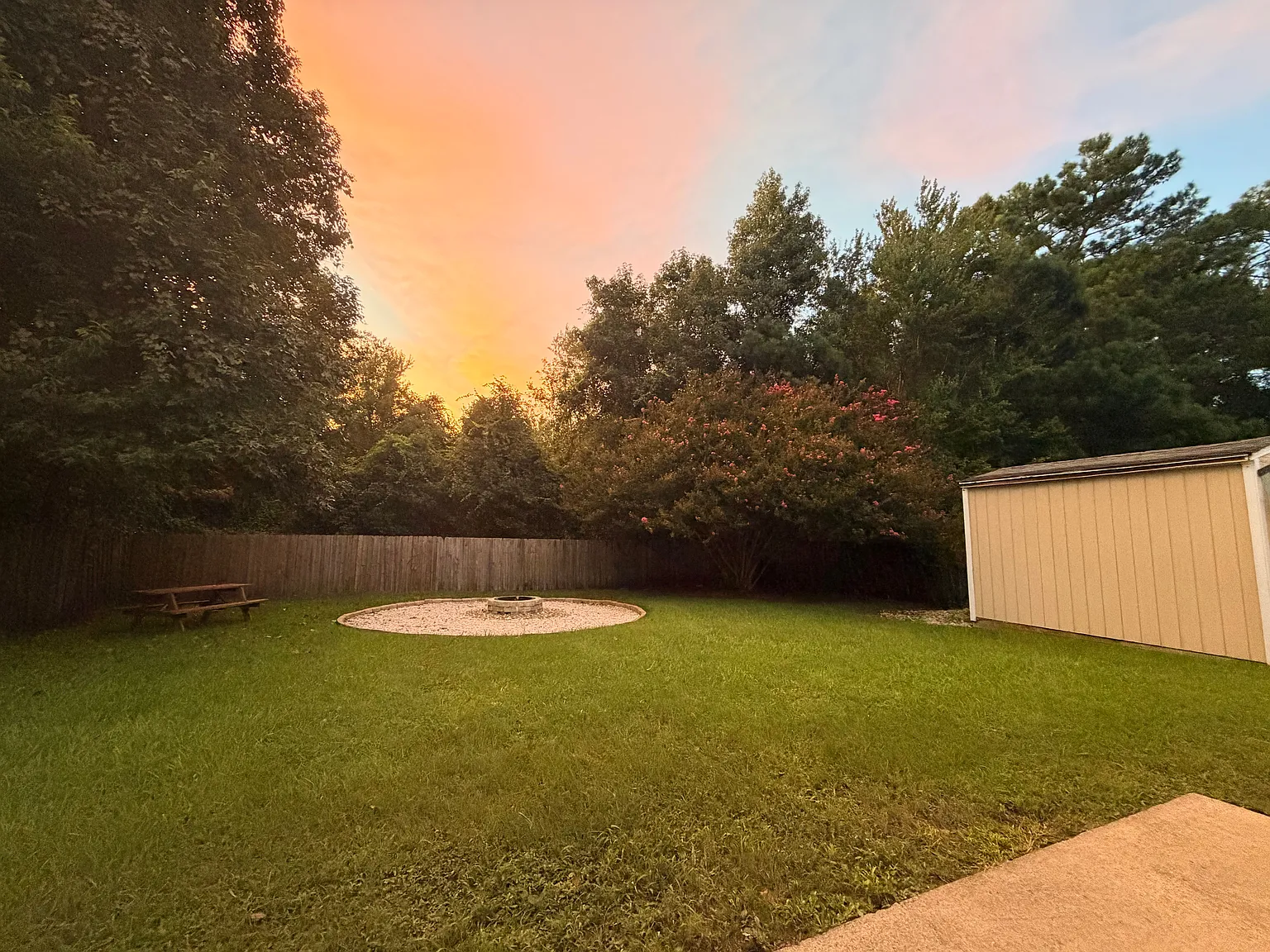 3 bed, 2.0 bath, 1042 sqft, $1,825 — Photo 2