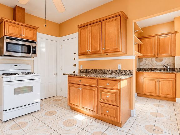 5th image of 302 Columbia St #2