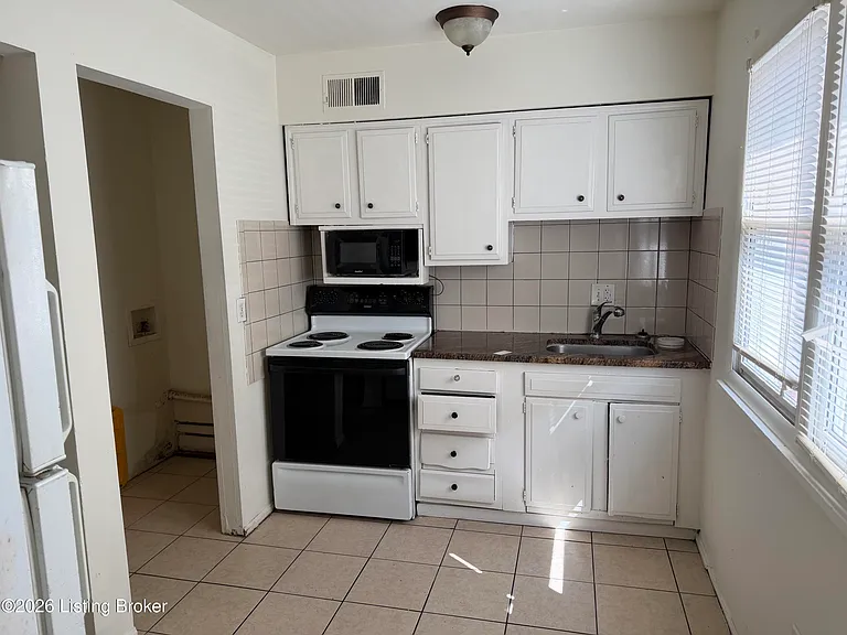 910 Sinclair St — Photo 2