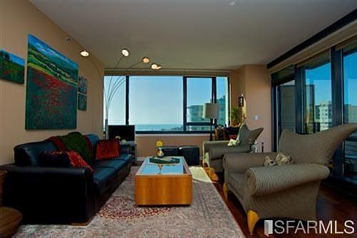 4th image of 260 King St Unit 1319