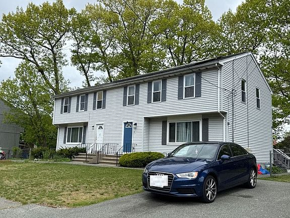 2nd image of 30 Lisa Rd Unit 30