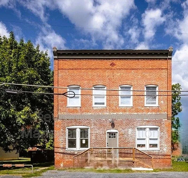 2 bed, 1.0 bath, 800 sqft, $1,200 — Photo 1