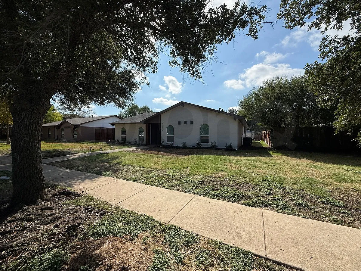 4 bed, 2.0 bath, 2273 sqft, $3,100 — Photo 3