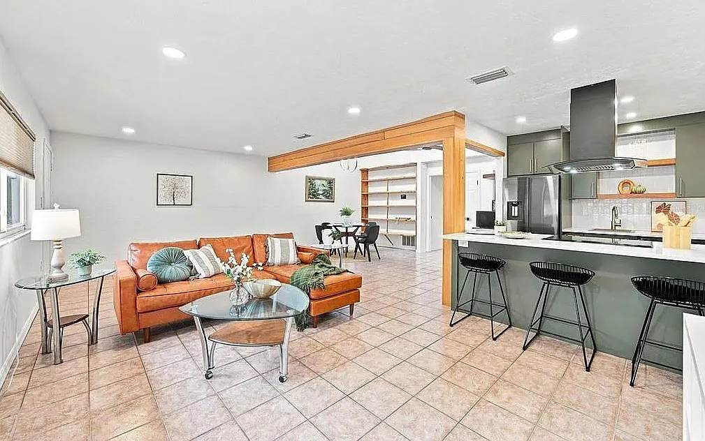 2 bed, 923 sqft, $1,800 — Photo 2