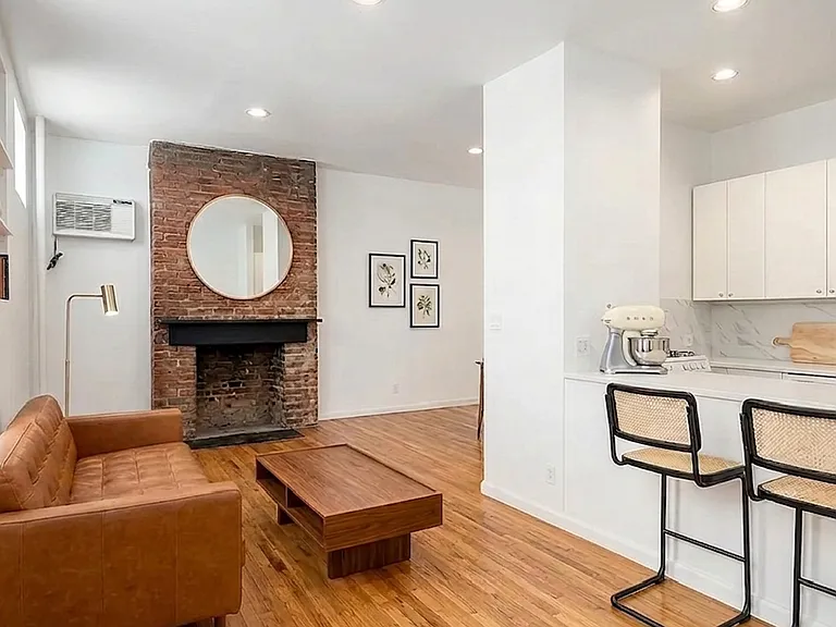 222 W 16th St #1S — Photo 2