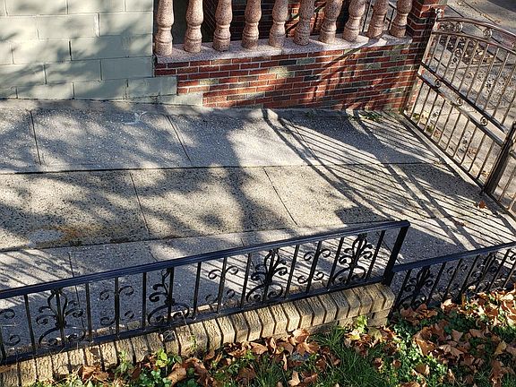 Driveway for 1 Car.