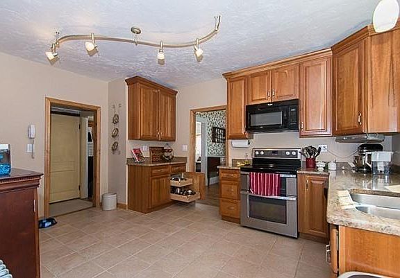 5th image of 371 Pine St