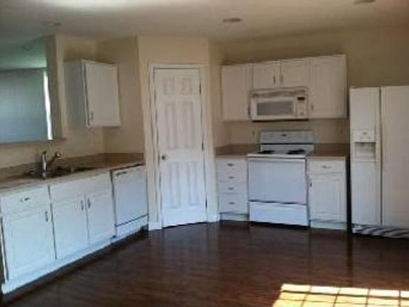 3rd image of 215 Millpond Rd