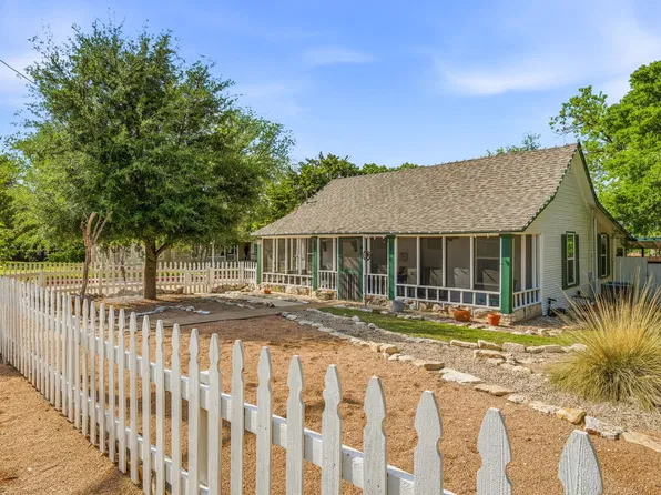 401 E Bridge St, Granbury, TX 76048