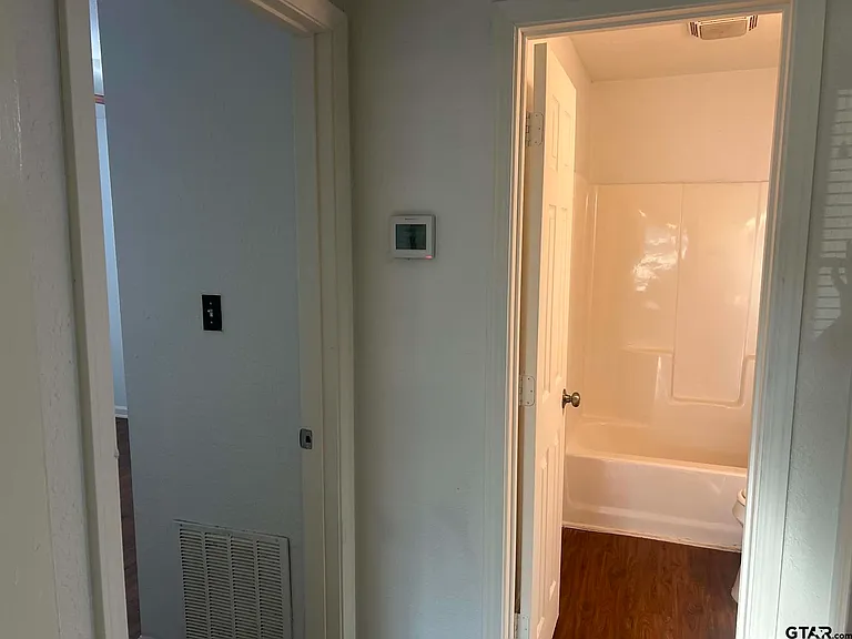 1702 W Mims St — Photo 8