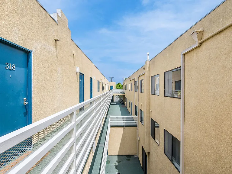 2724 Abbot Kinney Blvd. — Photo 40