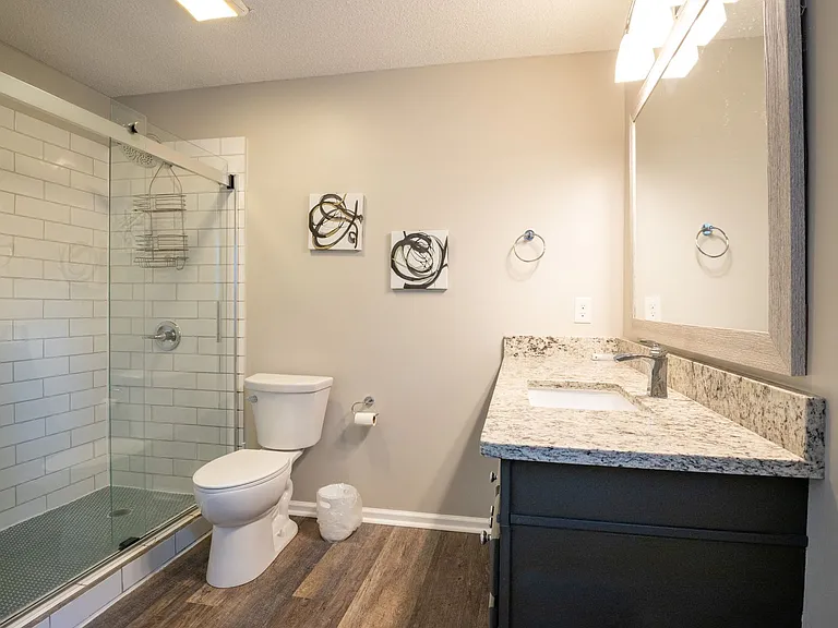 907 Brewster Ln — Photo 16