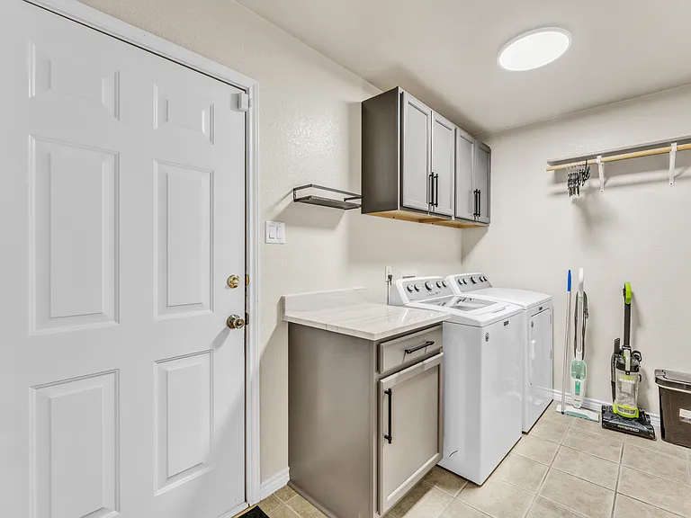 221 Cedar Ridge Dr — Photo 16