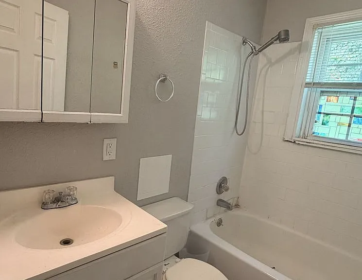 1202 Cline Ave #B — Photo 6