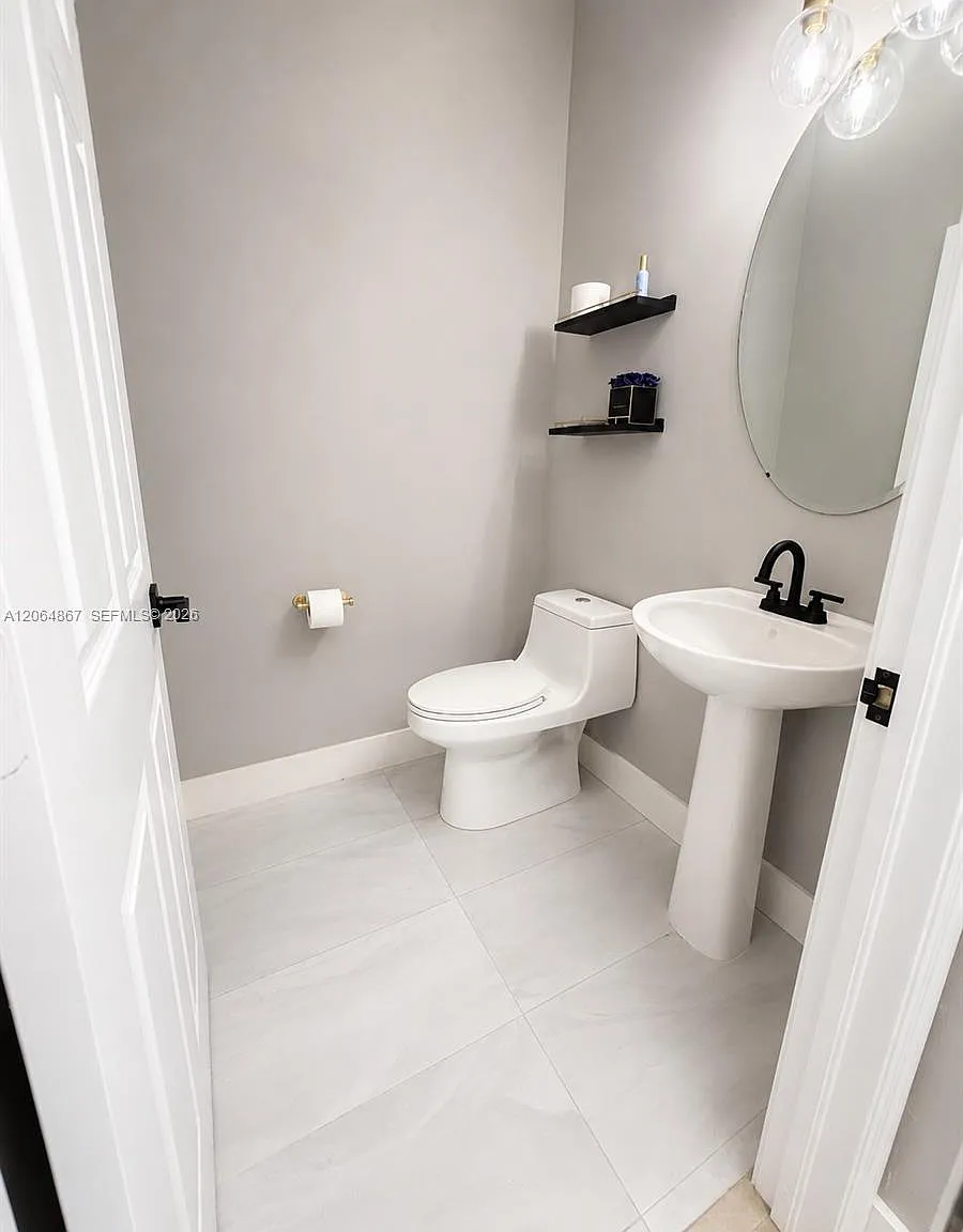 3 bed, 2.5 bath, 1816 sqft, $3,600 — Photo 2