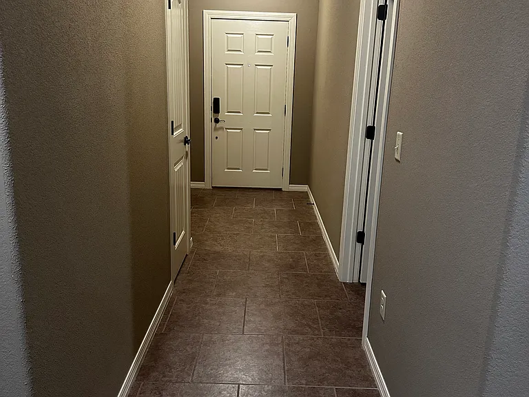 Entryway / hallway with linen closet