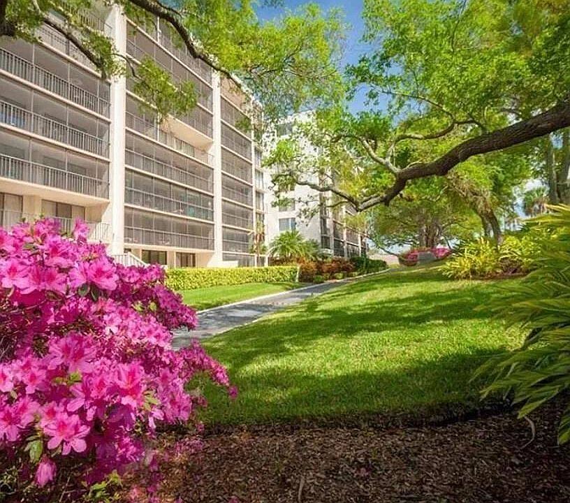 1st image of 220 Belleview Blvd APT 304