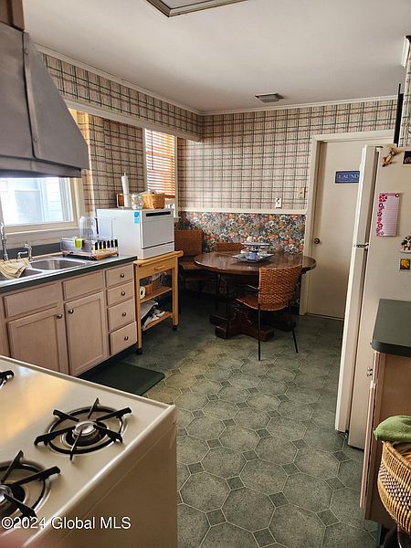 5th image of 22B Forest Avenue