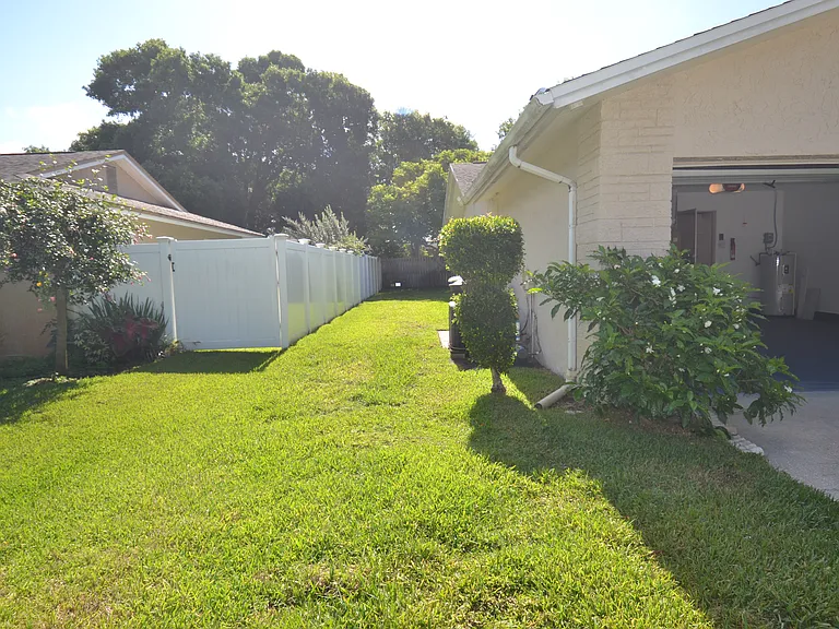 2357 White Oak Cir — Photo 4