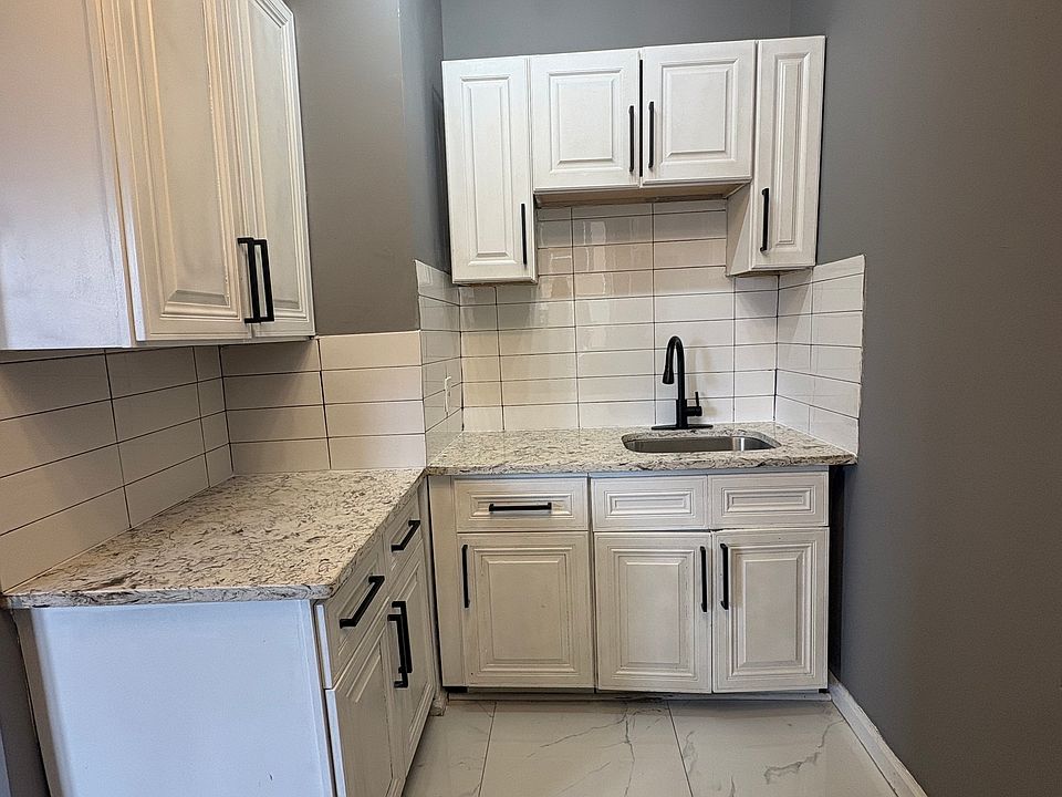 1st image of 514-16 W 7th St #203
