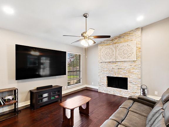 5th image of 2922 Spring Brook Dr