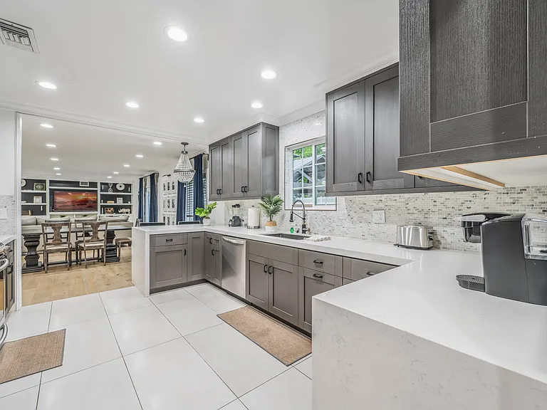10146 Amestoy Ave — Photo 17