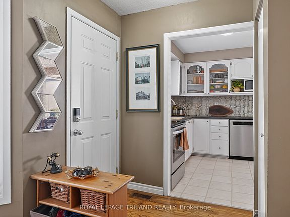 5th image of 85 Adswood Rd