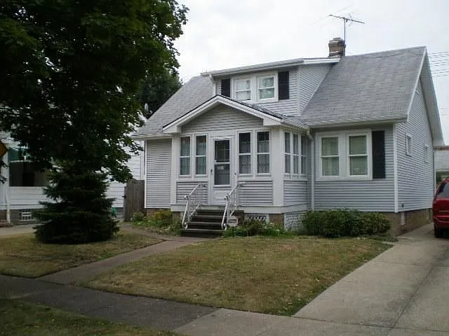 19016 Arrowhead Ave photo 1