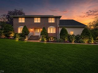 11 Ledgerock Ct, Morris Plains, NJ 07950
