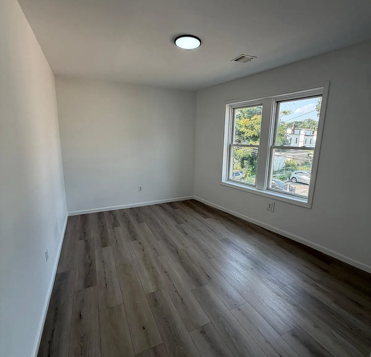 3 bed, $2,050 — Photo 3