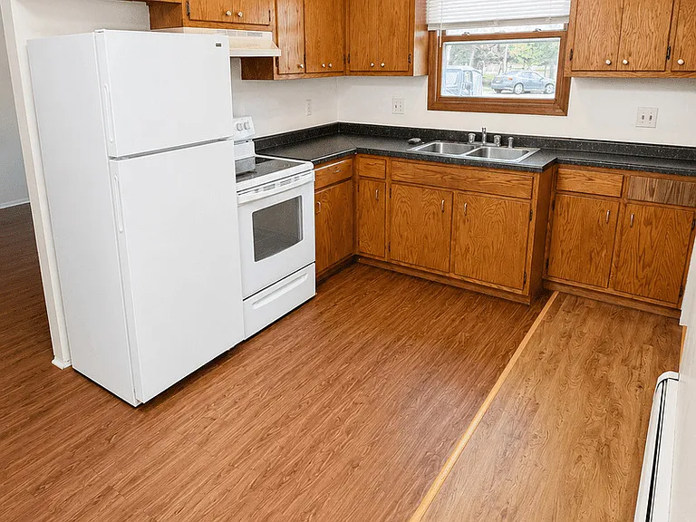 876 Chapel Dr — Photo 2